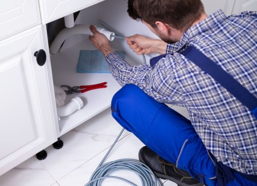 Fontanero profesional reparando tuberías en Madrid